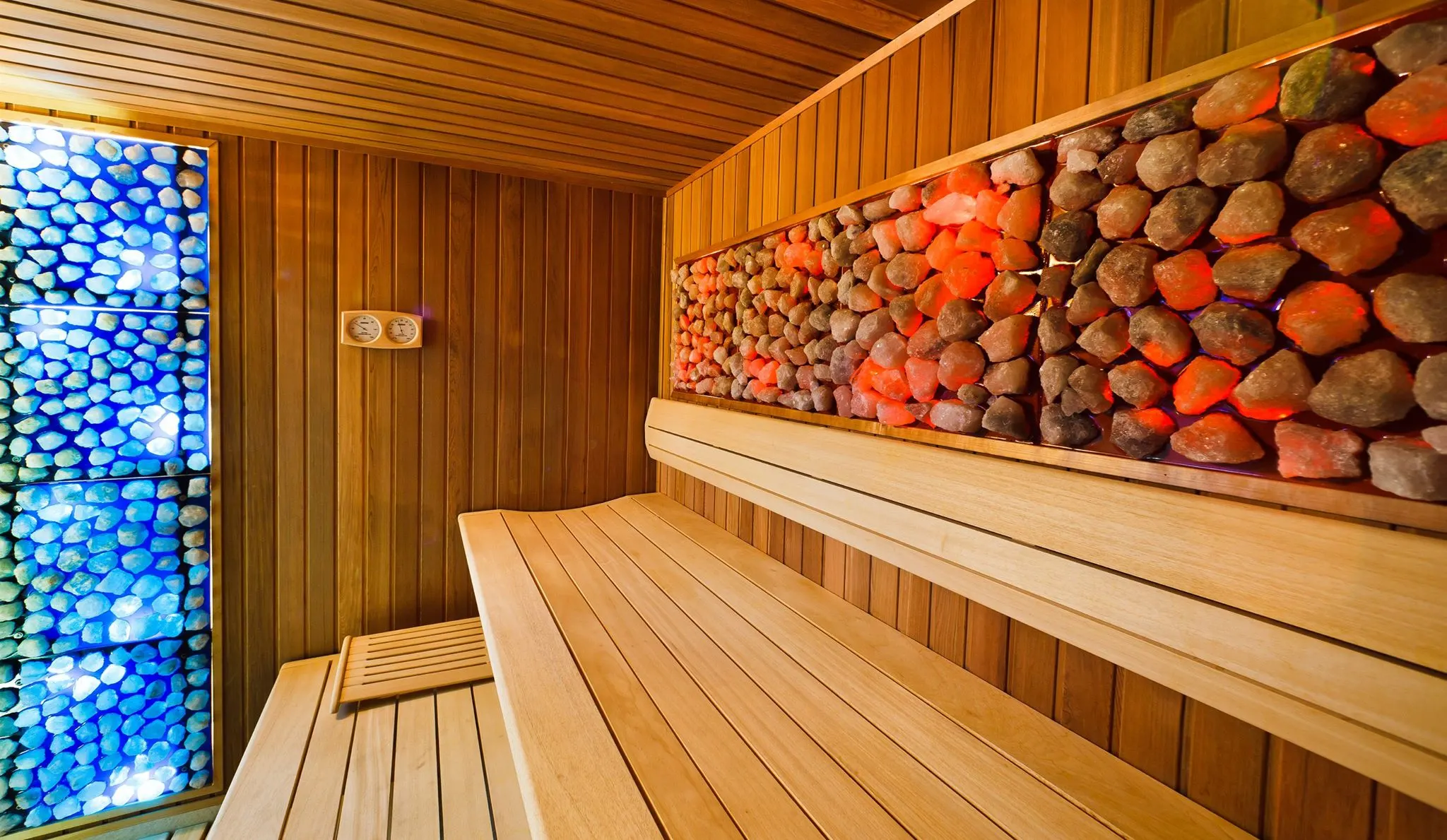 Sauna fińska z podświetlaną ścianą solną