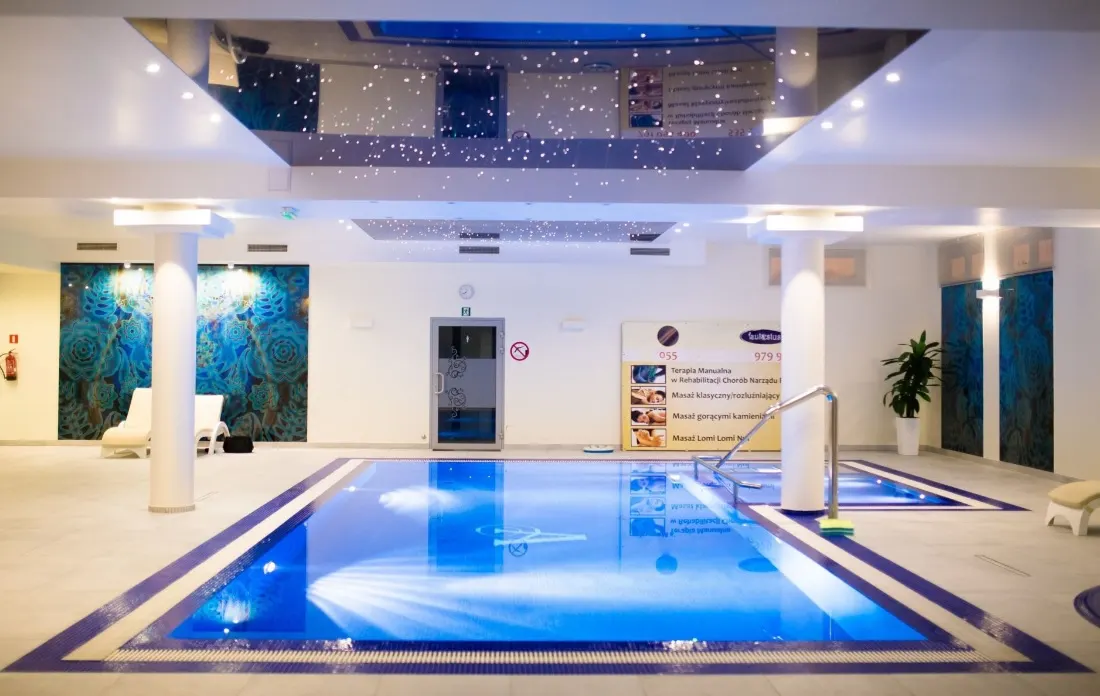Basen hotelowy w strefie wellness