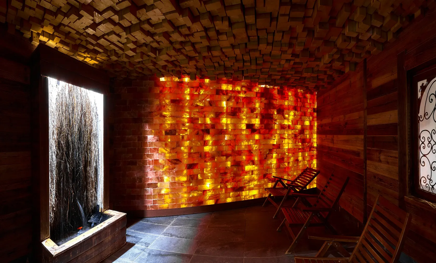 Pokój relaksu z drewnianą zabudową