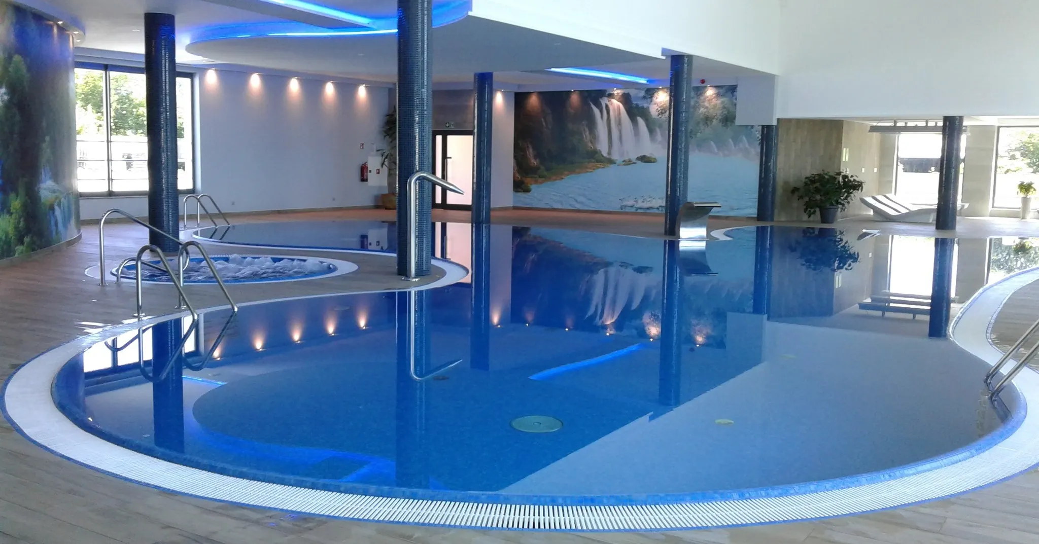 Okrągłe jacuzzi w strefie spa