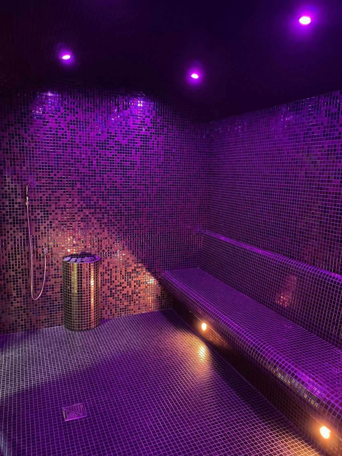 Łaźnia parowa z fioletowym podświetleniem