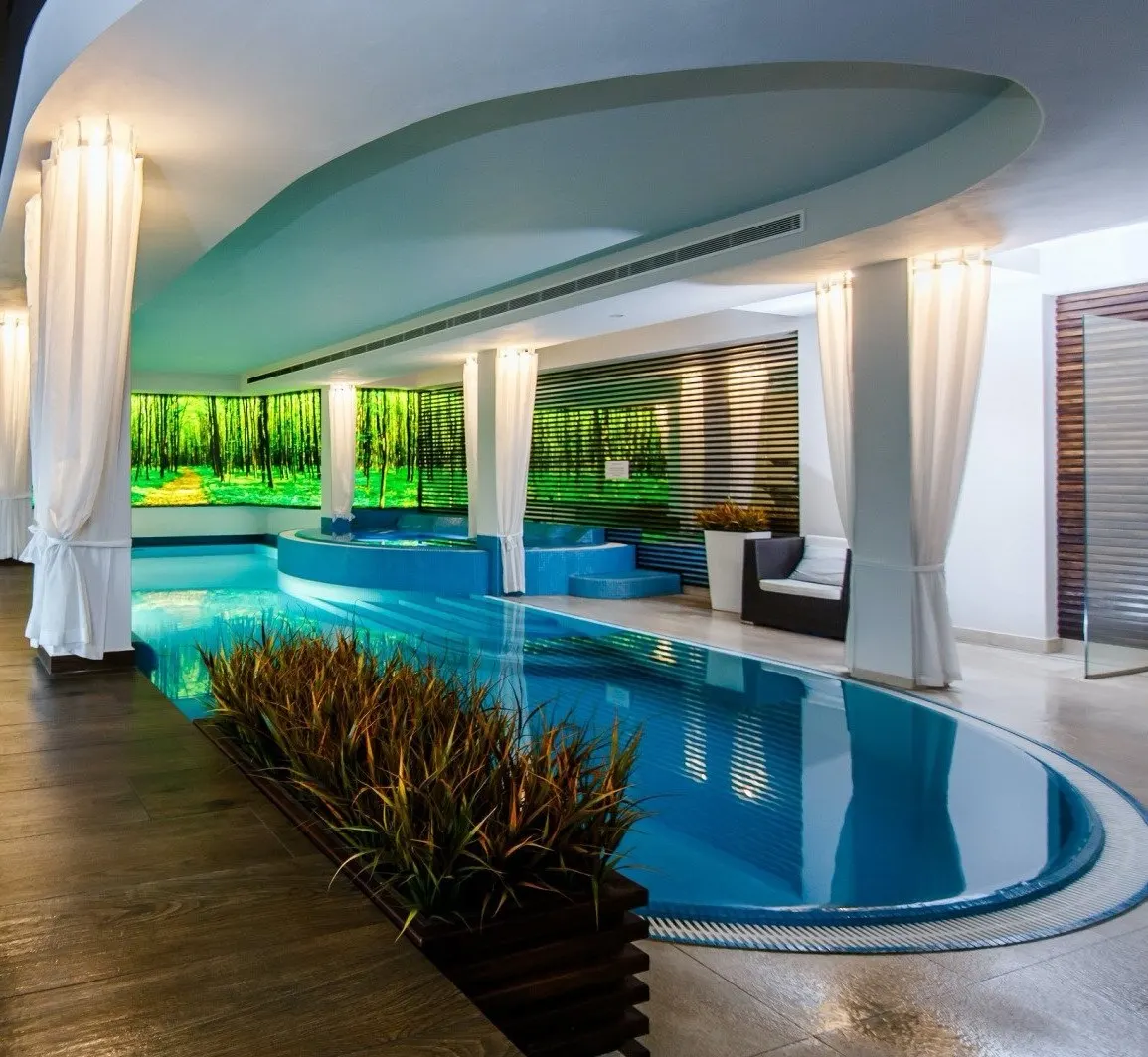 Kryty basen z eleganckim wykończeniem