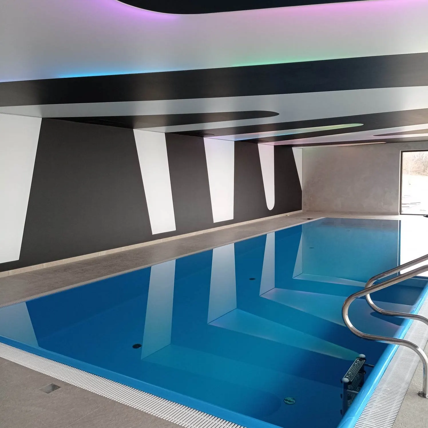Kryty basen prywatny w jasnej strefie wellness