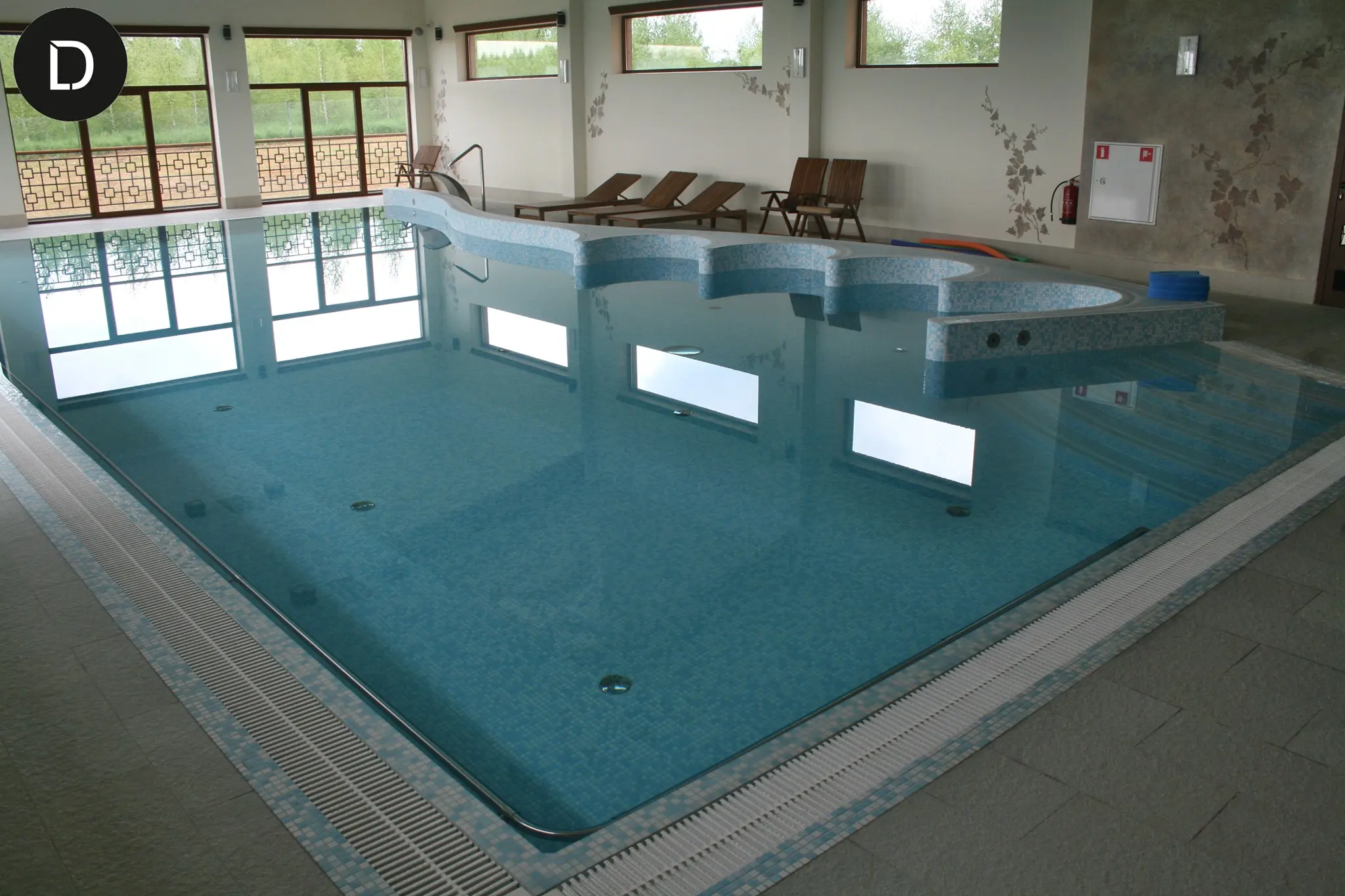 Basen wewnętrzny z łagodną linią schodów