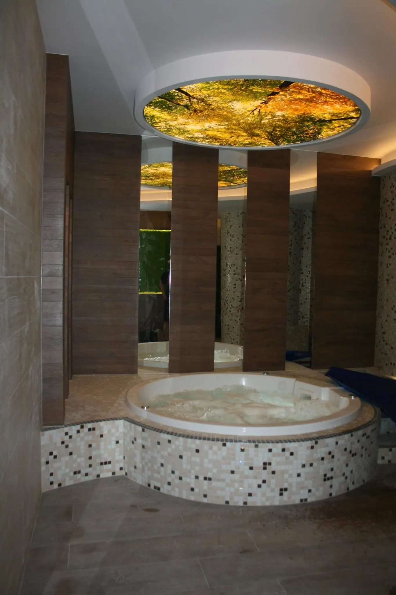 Okrągłe jacuzzi w kamiennej strefie spa