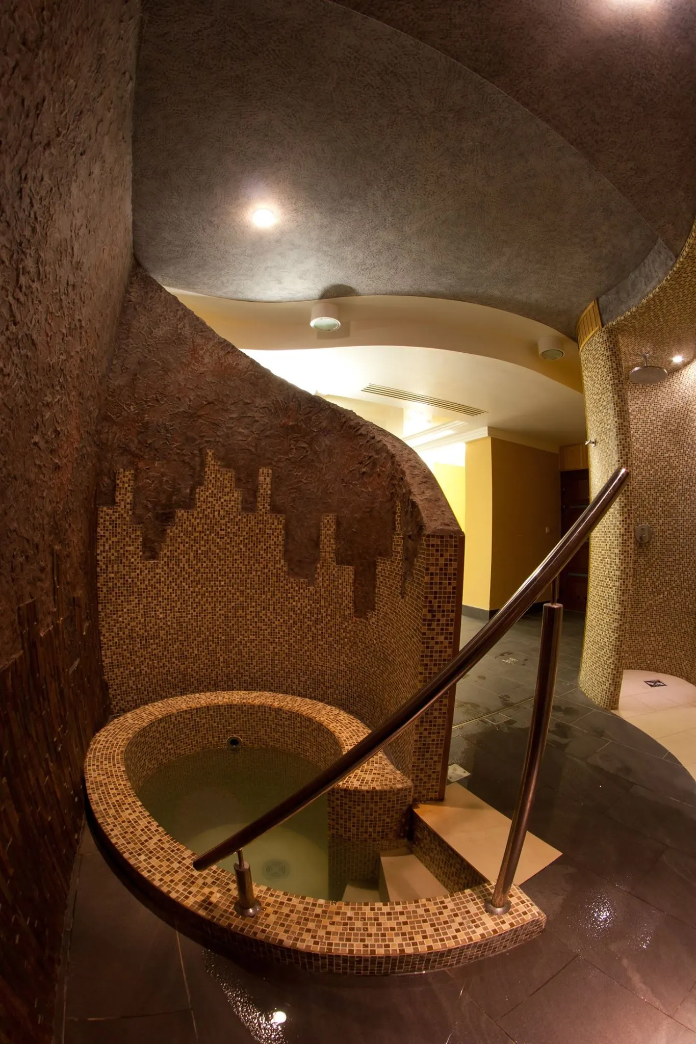 Balia schładzająca w kamiennej strefie spa