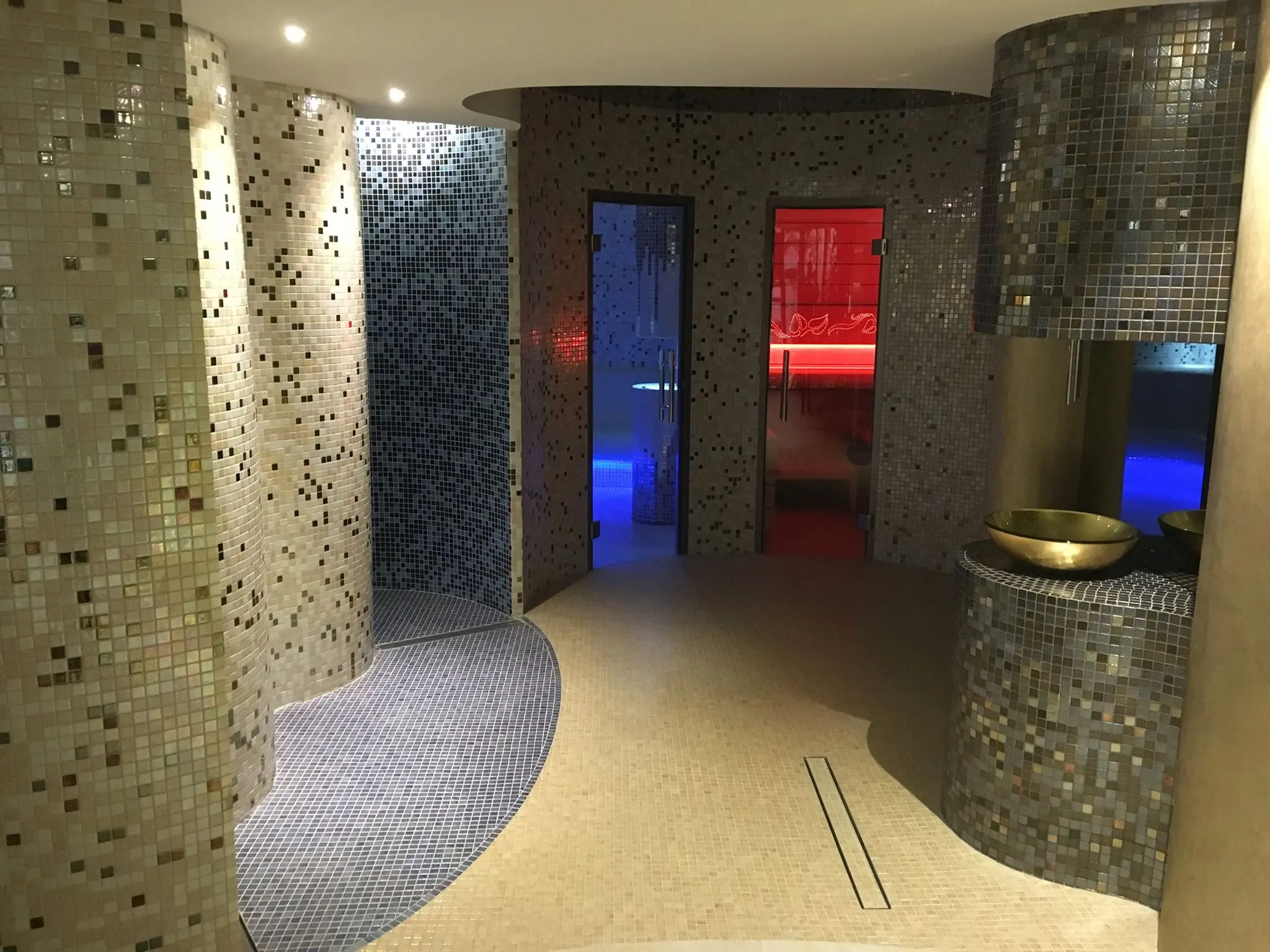 Mozaikowa łaźnia parowa z podświetleniem