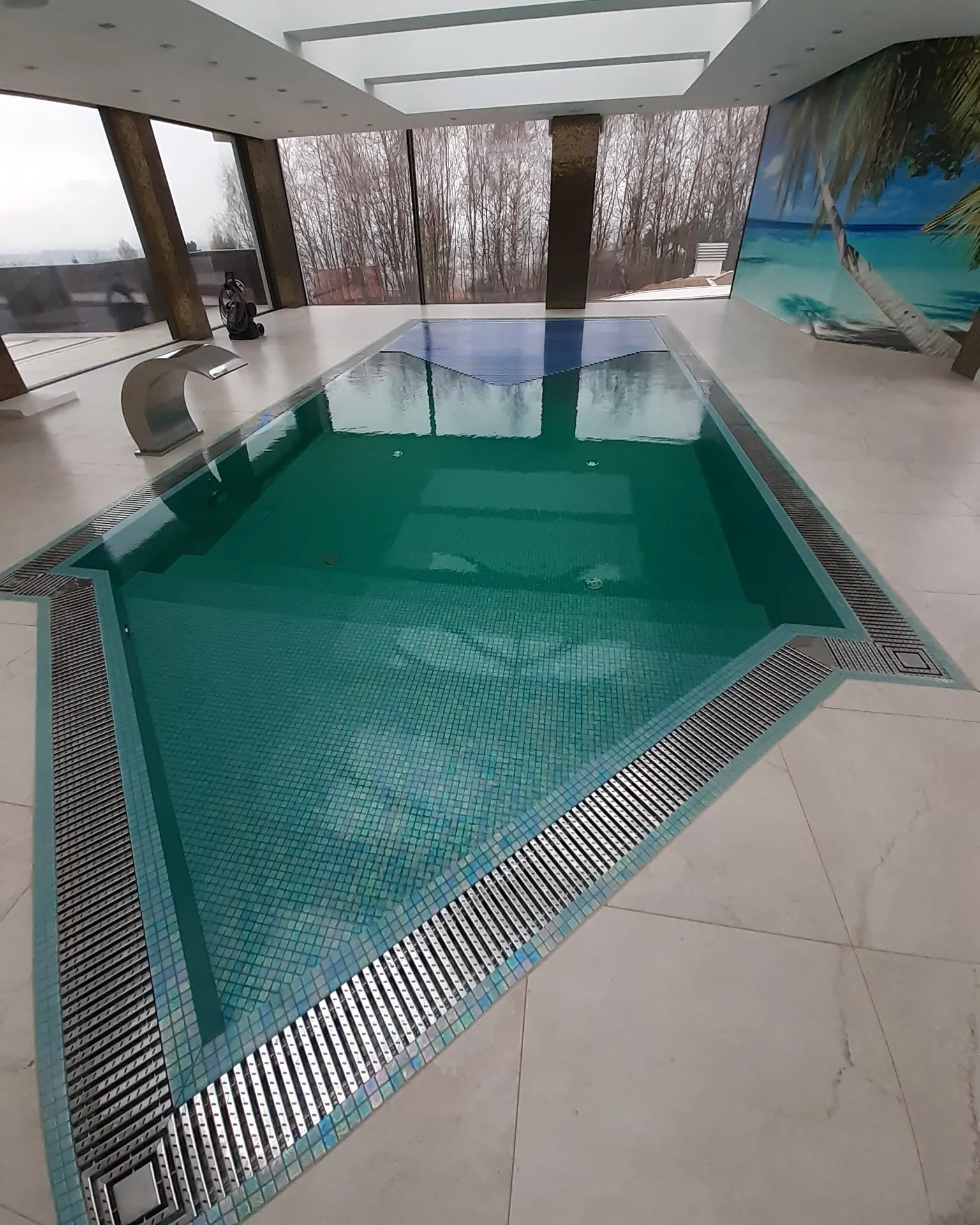 Kryty basen z prostą niecką