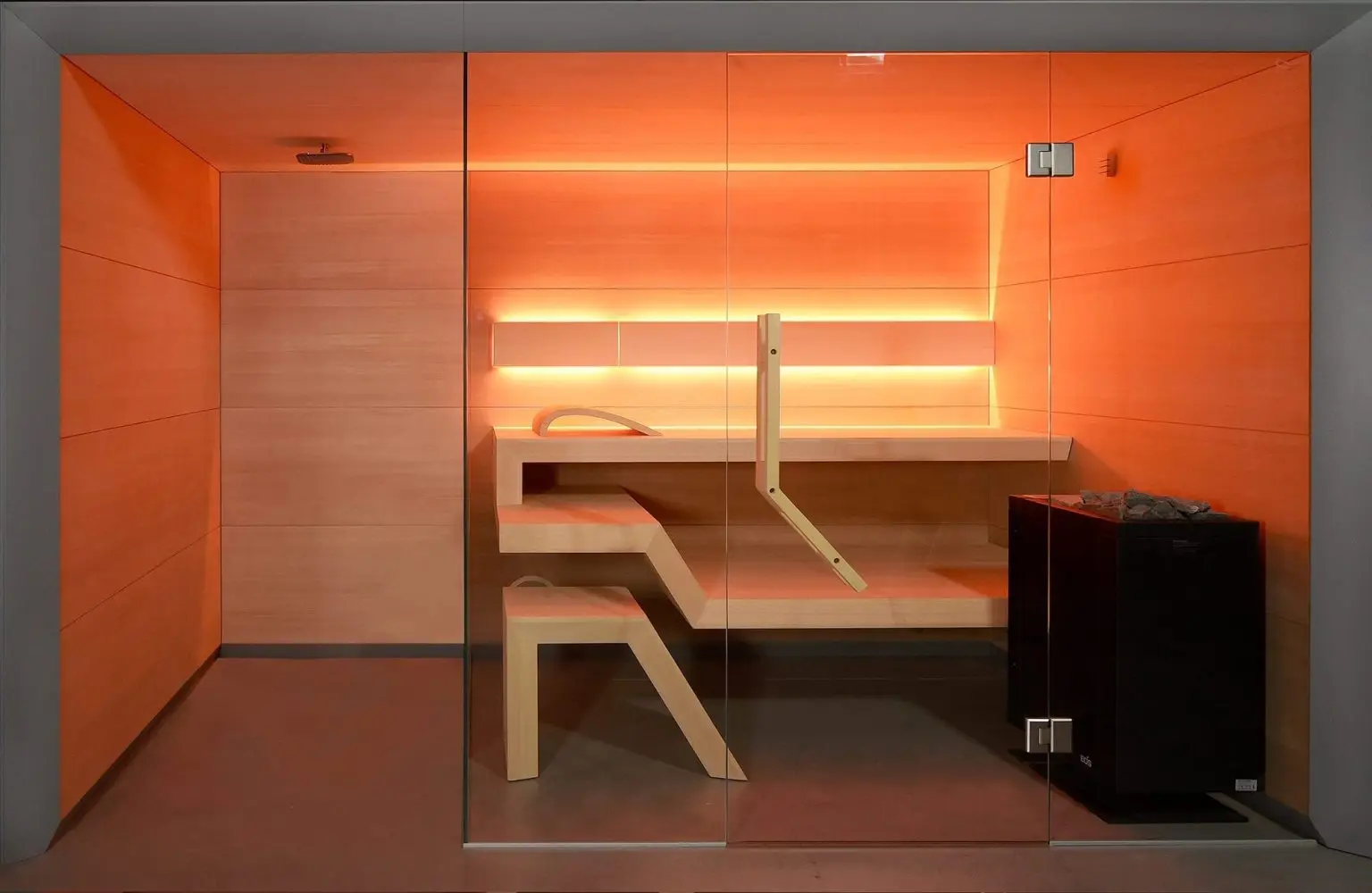 Nowoczesna sauna z przeszklonym wejściem