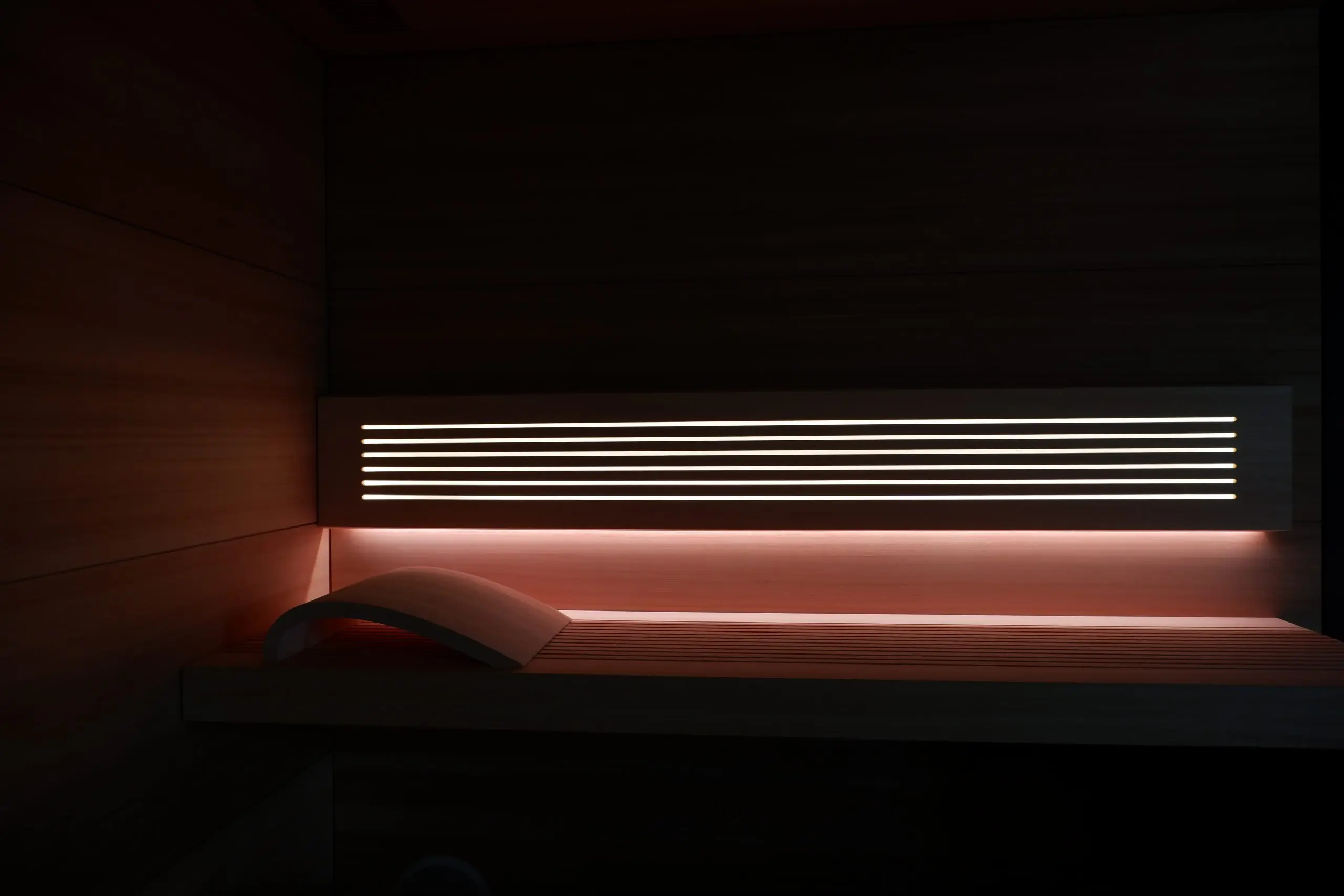 Nastrojowo oświetlone wnętrze nowoczesnej sauny