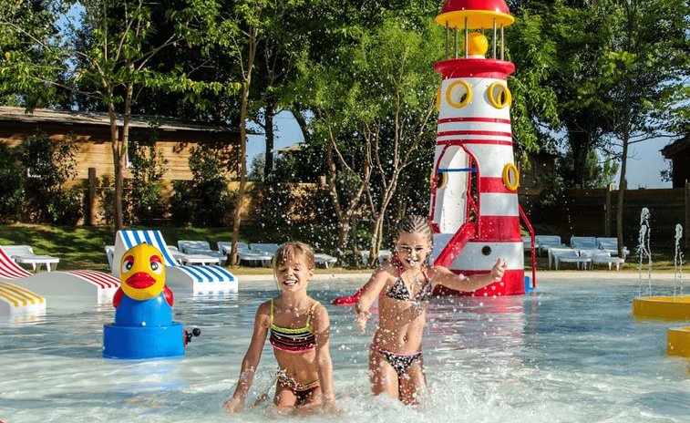 Atrakcje dla dzieci w hotelowym basenie